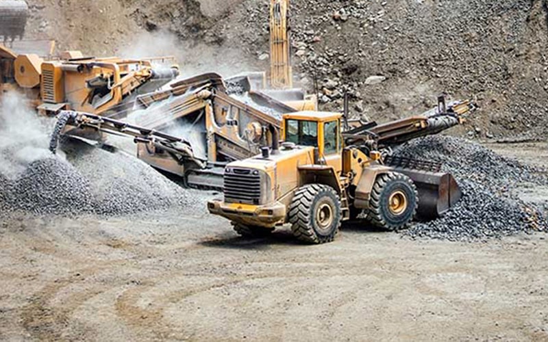 Kaivosteollisuus, kuvassa maansiirtokoneita louhoksella